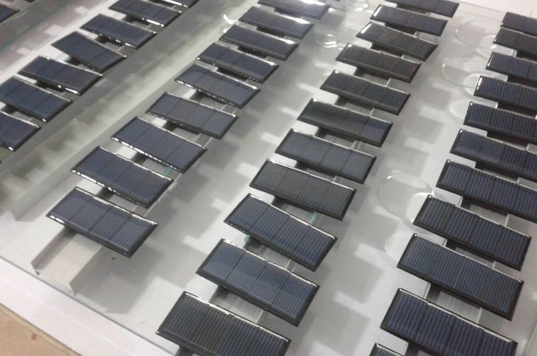 太陽能滴膠板如何連接,太陽能電池板滴膠與壓模有什么區別